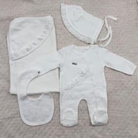 طقم مواليد بناتي 4 قطع موسلين – أبيض