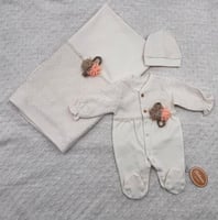 طقم استقبال مواليد دانتيل مزين بزهور – 4 قطع – أوف...