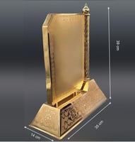 درع ملكي مطلي بالذهب