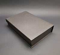 درع زجاج صنوبرة قاعدة خشبية