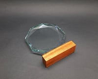 درع زجاج مثمن قاعدة خشب