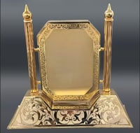 درع ملكي مطلي بالذهب