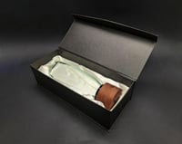 درع تروفي زجاج شعلة خشب قاعدة دائرية