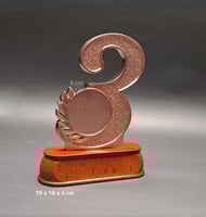 مجسم للفائزين بالمراكز الثلاثة