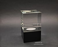 مكعب كريستال بقاعدة سوداء مع اضاءة LED