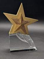 مجسم نجمة على قاعدة صخرة