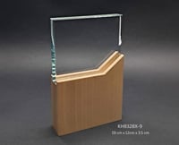 درع زجاج مودرن بقاعدة خشبية زاوية حادة