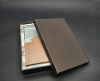 درع زجاج مودرن قاعدة خشب نصف دائرة