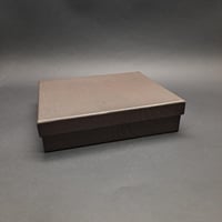 درع زجاج مودرن قاعدة خشب نصف دائرة