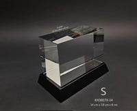 مكعب كريستال مع قاعدة كريستال أسود