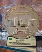 معالم المملكة لون ذهبي