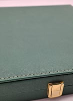 درع جلدي أخضر ايطالي كبير مع برواز دائري ذهبي