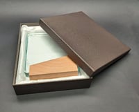 درع زجاج مودرن بقاعدة خشبية مائل