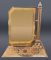 درع ملكي مطلي بالذهب