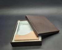 درع زجاج مودرن موجة قاعدة خشبية