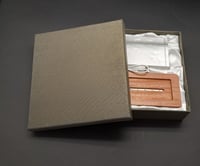 مكعب كريستال بقاعدة خشب اضاءة LED