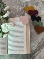 فواصل كتب جلدية على شكل قلب