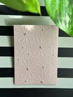 كرت تهنئة بورود بارزة ولؤلؤ - Jun 25