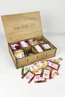 صندوق خشبي للشاي مع مجموعة متنوعة من الشاي التركي