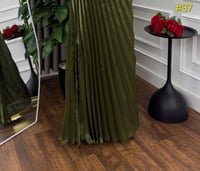 فستان إطلالة زيتية