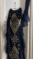 فستان سهرة أسود تطريز ذهبي بقصة أنيقة وأكمام جورجي...