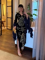 فستان سهرة أسود تطريز ذهبي بقصة أنيقة وأكمام جورجي...