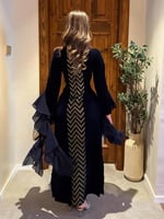 فستان سهرة أسود تطريز ذهبي بقصة أنيقة وأكمام جورجي...