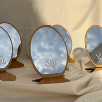 مرايا خشبية بقاعدة مع كتابة الاسم