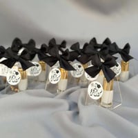 توزيعات التخرج مسك أبيض بشنطة اكريليك 12 حبة