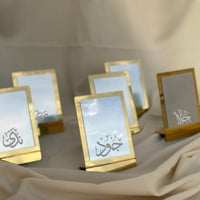 مرايا اكريليك ذهبي بقاعدة مع كتابة الاسم