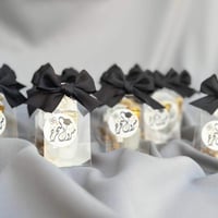 توزيعات التخرج مسك أبيض بشنطة اكريليك 12 حبة