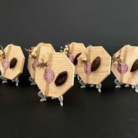 توزيعات كسرة عود بقاعدة خشبية - 12 حبة