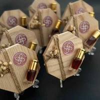 توزيعات عود بقاعدة خشبية - 12 حبة