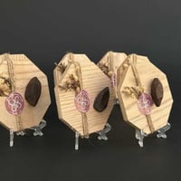 توزيعات كسرة عود بقاعدة خشبية - 12 حبة