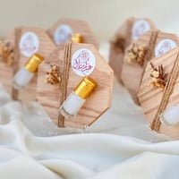 توزيعات عيد - توزيعات مسك بقاعدة خشبية