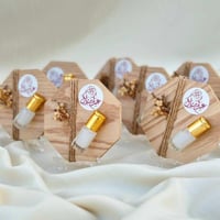 توزيعات عيد - توزيعات مسك بقاعدة خشبية