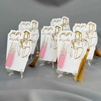 توزيعات تخرج مسك بخاخ بقاعدة اكريليك أبيض 12 حبة