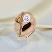 توزيعات عيد - توزيعات كسرة عود بقاعدة خشبية