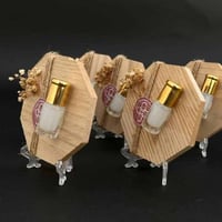 توزيعات مسك بقاعدة خشبية - 12 حبة