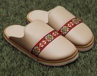 حذاء مبطن فرو ولادي - بيج