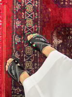 حذاء جلد مطرز