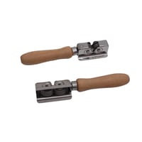 مسن سكين رائع بيد خشبية يستخدم لشحذ شفرة السكاكين...