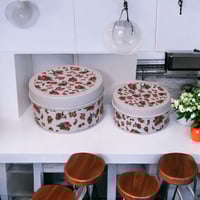 مطابق شالكي أبيض من اواني ماس