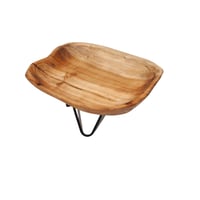 استمتع بتقديم أطباقك المفضلة على صحن خشبي فاخر