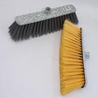 مكانس مع عصاء متوفرة باللون مختلفة