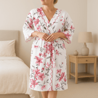 روب استحمام فاخر باللون الأبيض المشجر