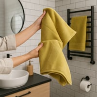 منشفة للجسم باللون الأصفر