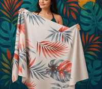 منشفة للشاطىء بلون أبيض بطبعات