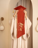 عباية تخرج ٢٠٢٥ لون سكري واحمر