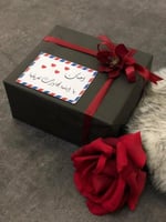 تغليف هدية قماش مع كرت الاهداء